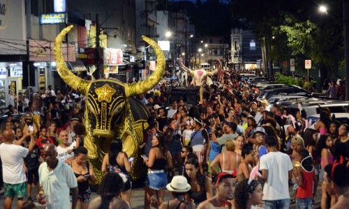 Carnaval de Barra Mansa arrasta milhares de pessoas para as ruas